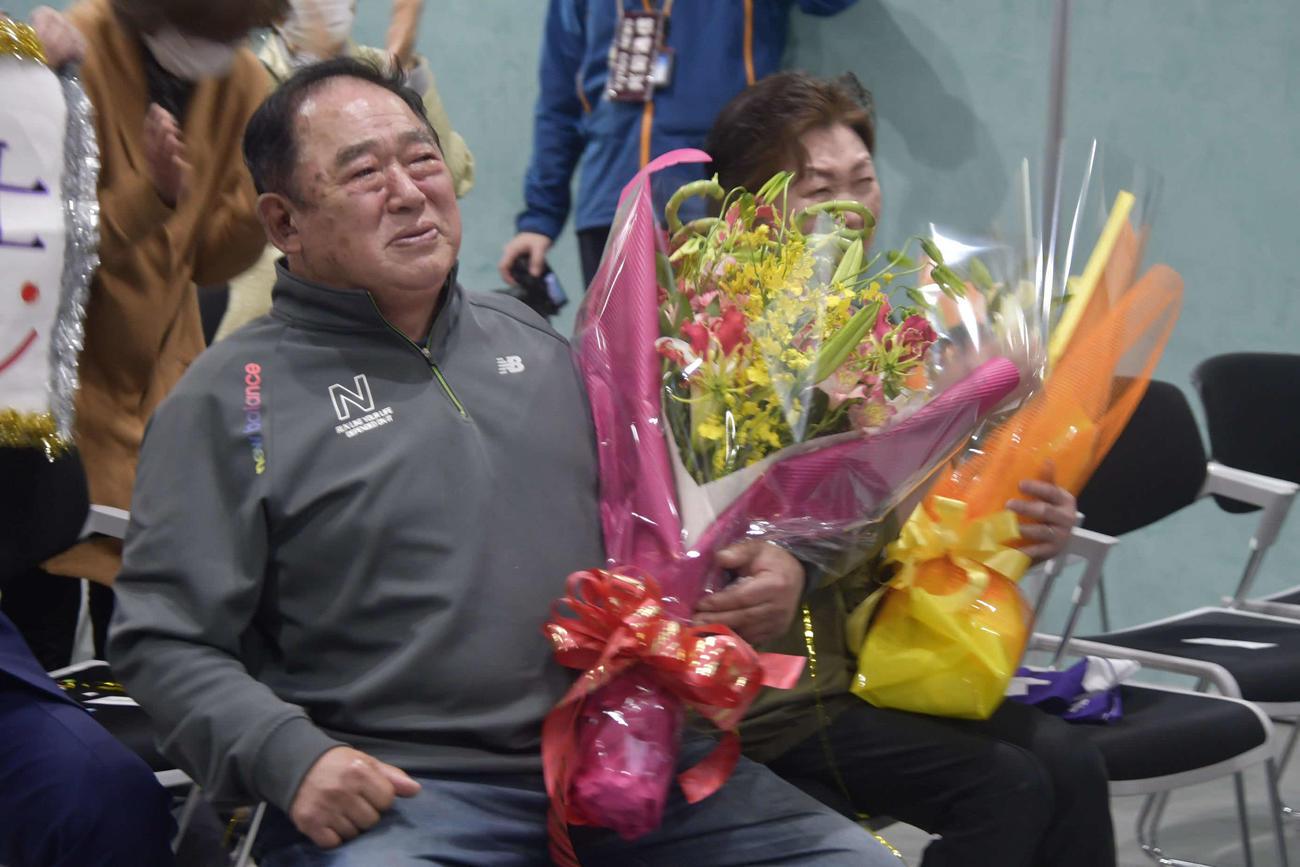 尊富士の優勝が決まり、涙をこぼす祖父の工藤弘美さんと祖母の洋子さん（撮影・平山連）