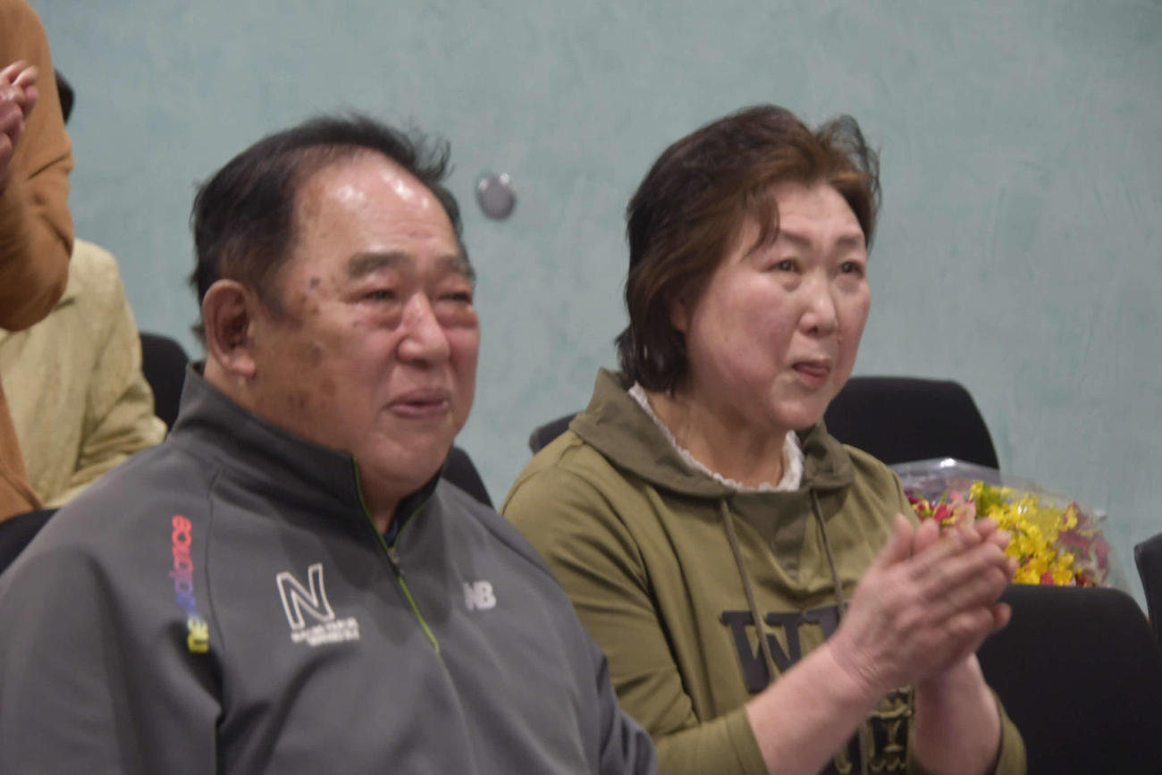 尊富士の優勝を喜ぶ祖父の工藤弘美さん（左）と祖母の洋子さん（撮影・平山連）