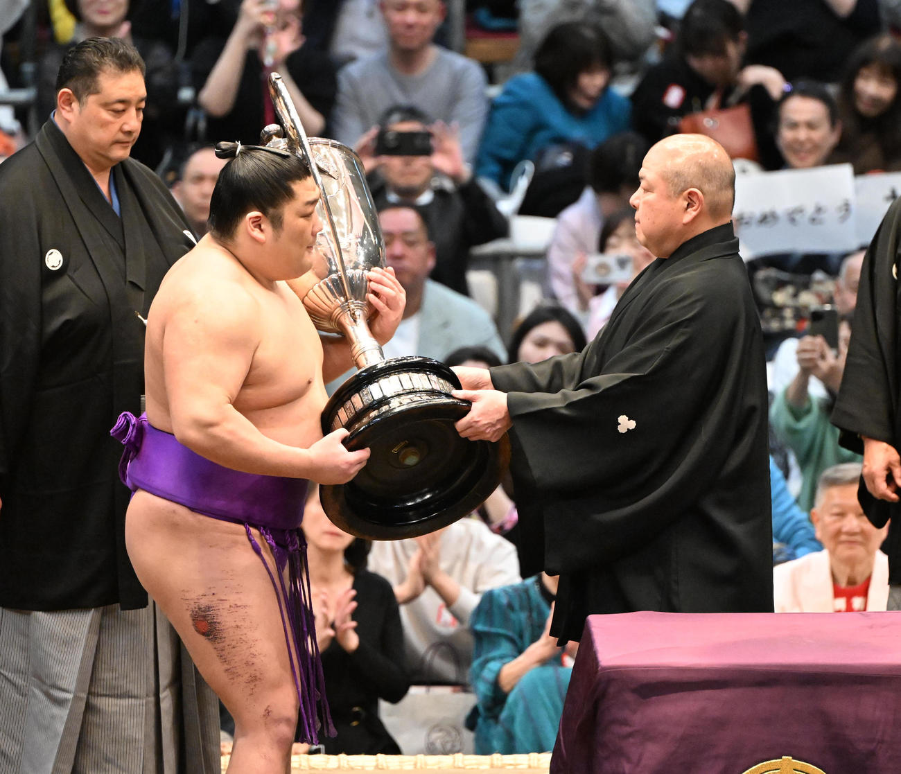 八角理事長（右）から賜杯を授与される尊富士（撮影・和賀正仁）