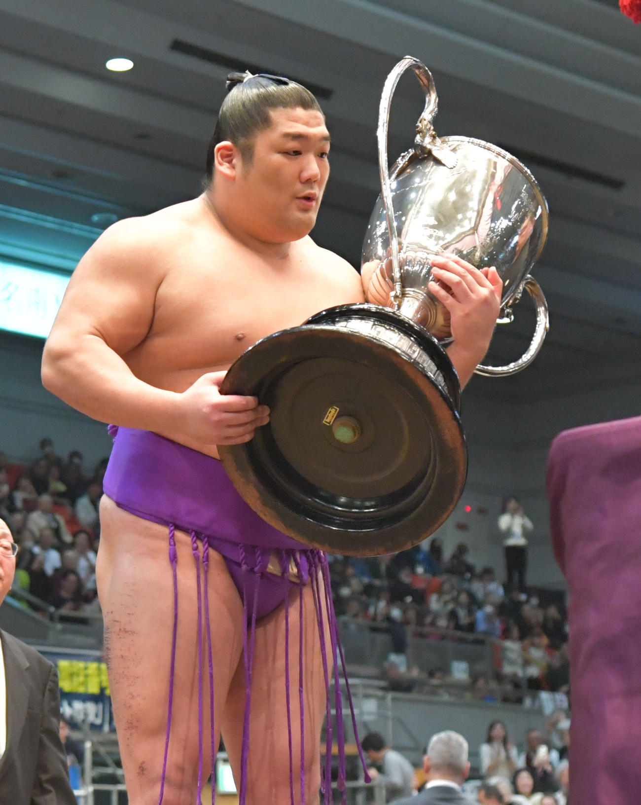 賜杯を授与される尊富士
