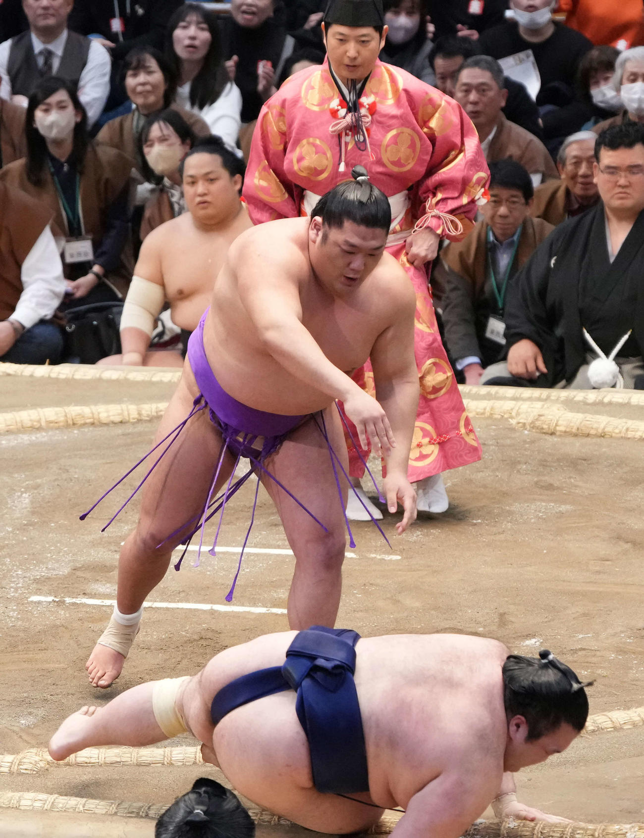 尊富士は豪ノ山（手前）を押し倒しで破り幕内優勝を決める（撮影・小沢裕）