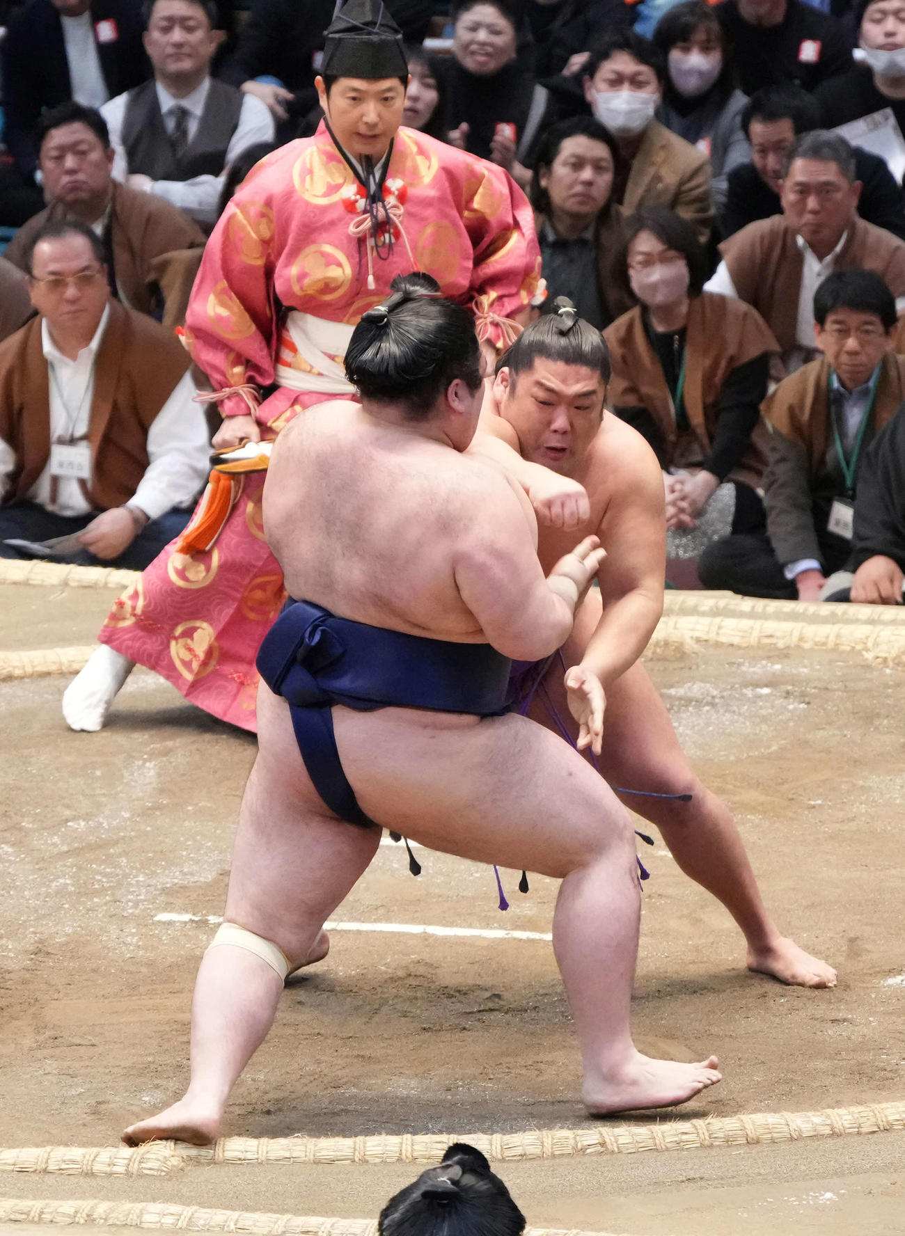 尊富士は豪ノ山（手前）を押し倒しで破り幕内優勝を決める（撮影・小沢裕）