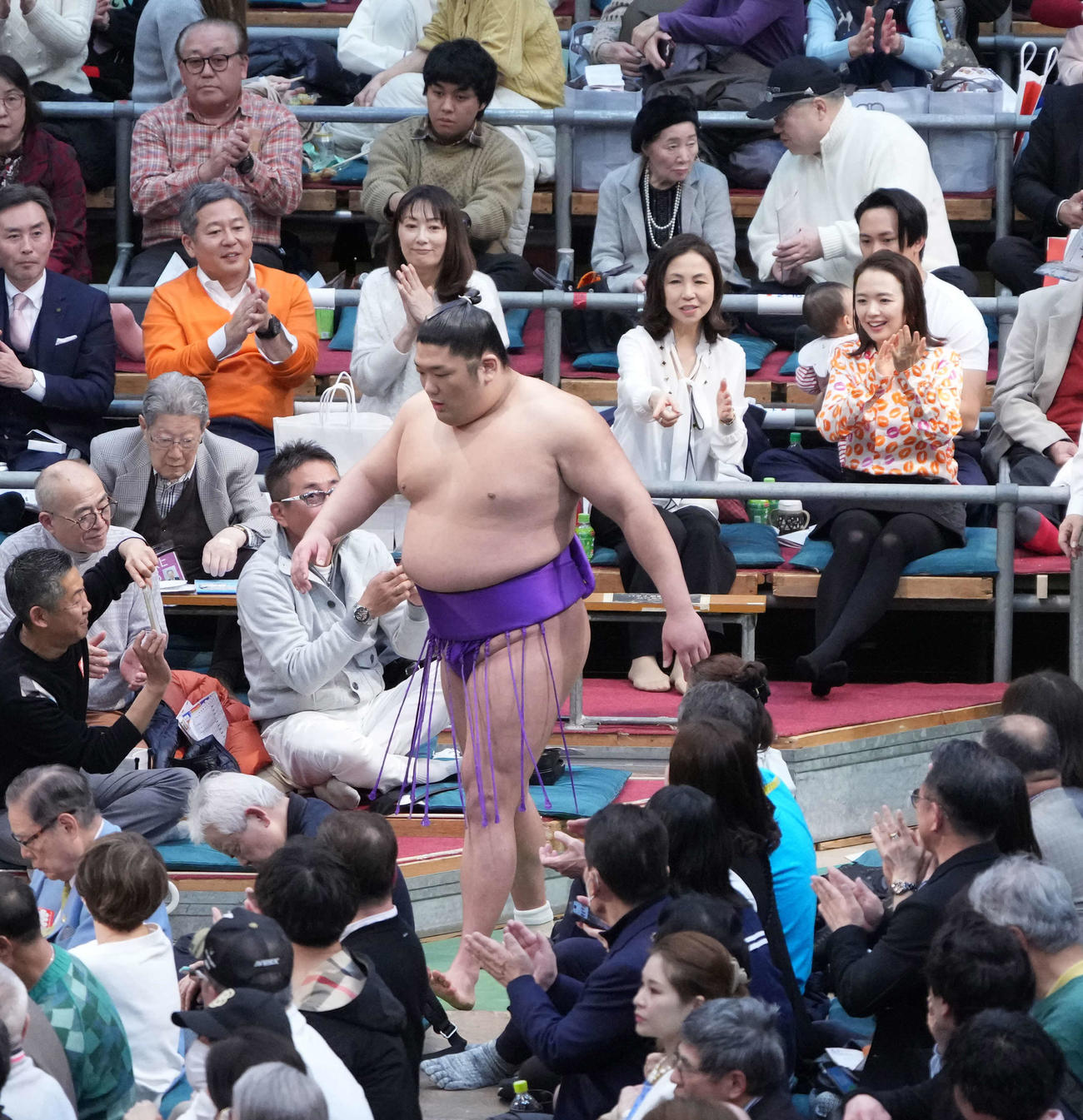 土俵へ向かう尊富士に館内から拍手が送られた（撮影・小沢裕）