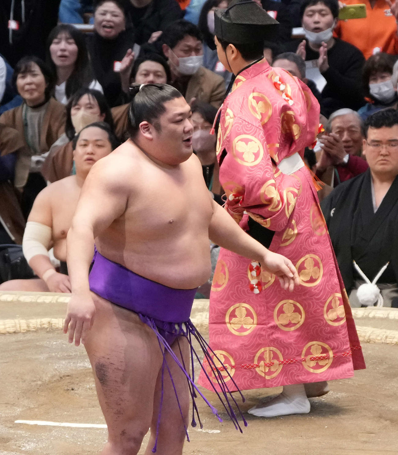 豪ノ山を押し倒しで破り幕内優勝を決めた尊富士は笑顔を見せる（撮影・小沢裕）