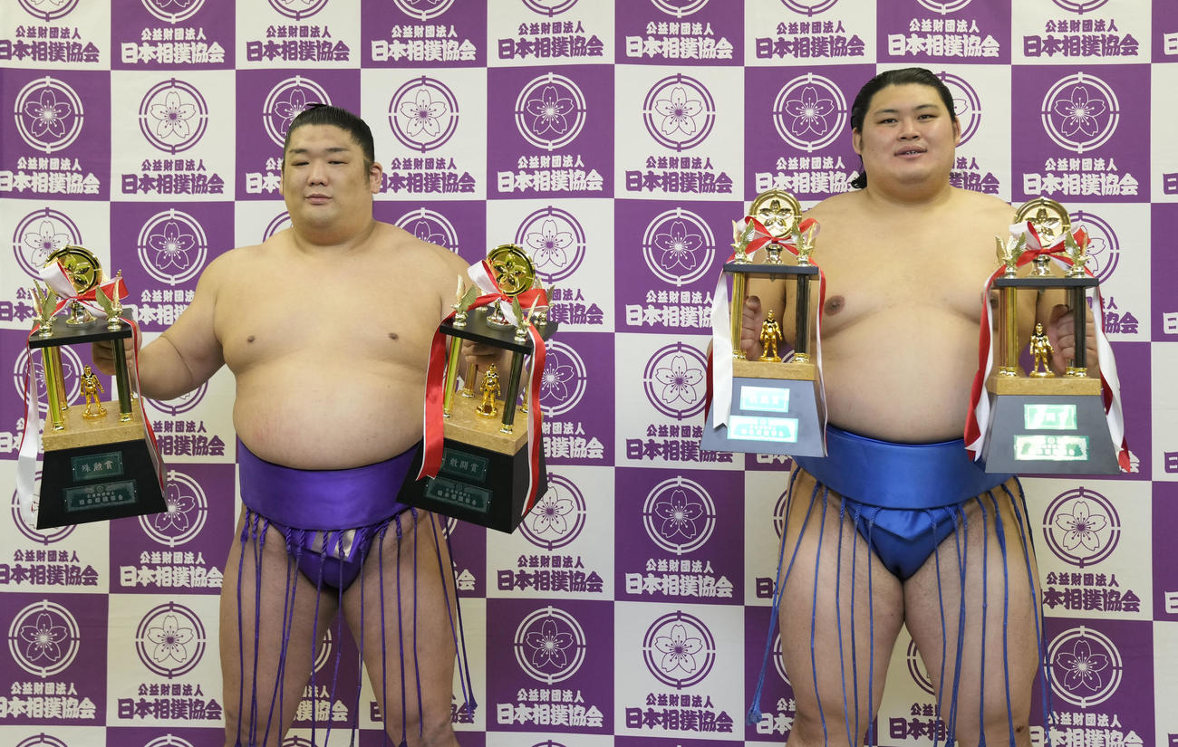 殊勲賞・敢闘賞・技能賞を受賞した尊富士（左）と敢闘賞・技能賞の大の里
