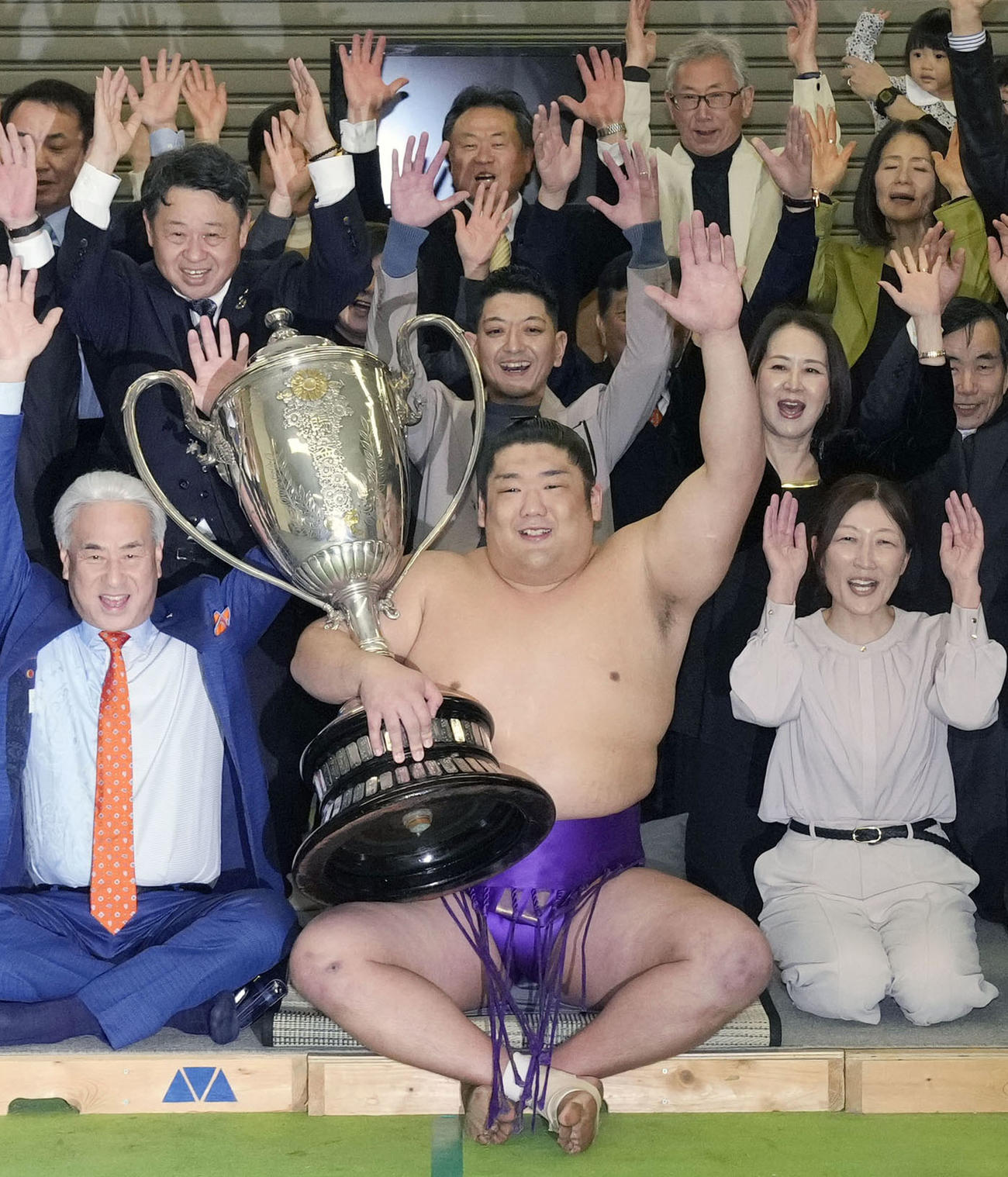 春場所で110年ぶりとなる新入幕優勝を果たし、賜杯を手に喜ぶ尊富士（代表撮影）