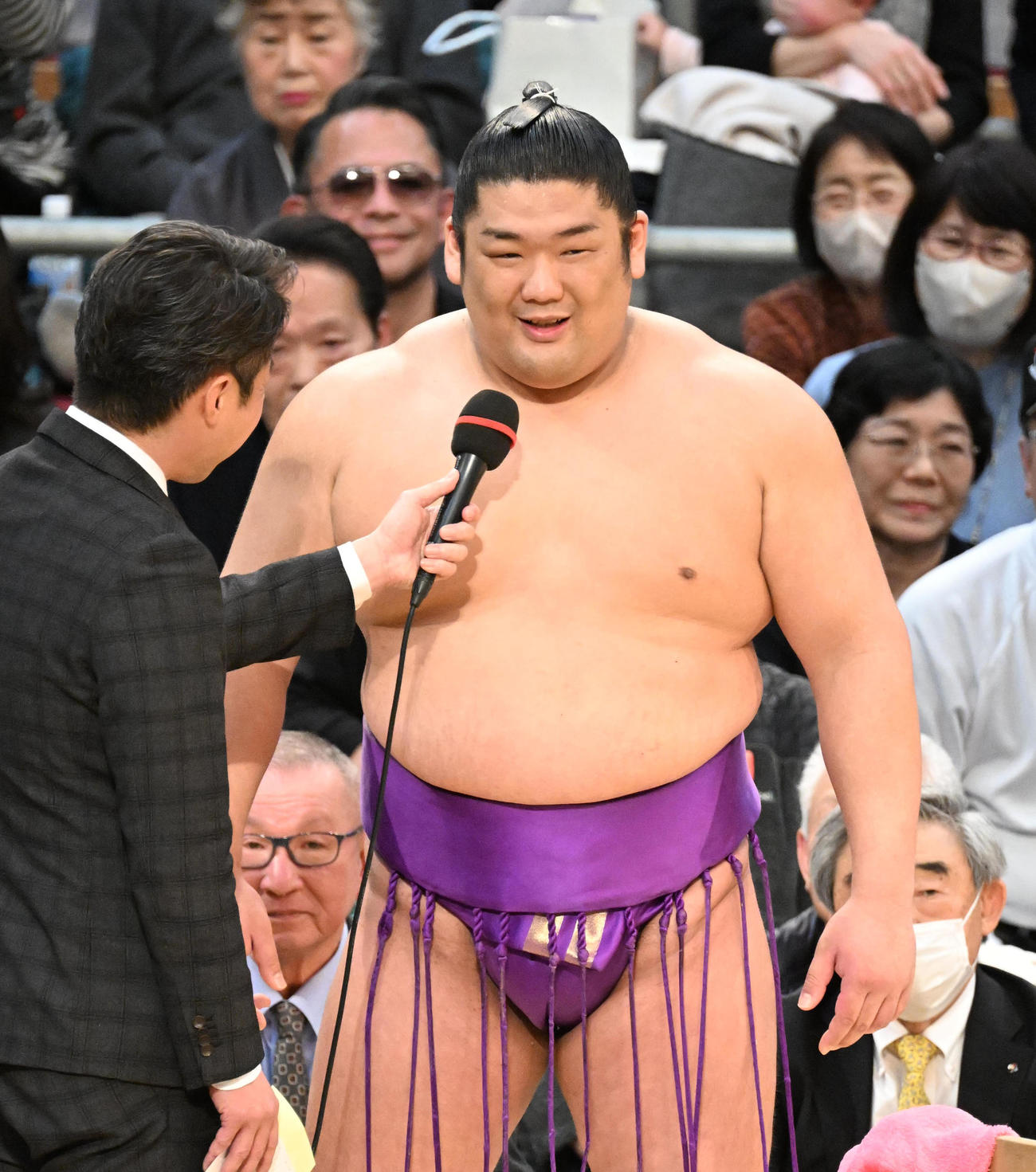 優勝インタビューを受ける尊富士（撮影・和賀正仁）