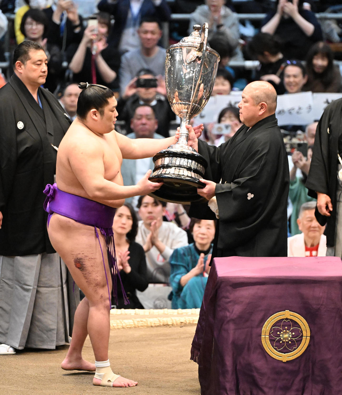 八角理事長（右）から賜杯を授与される尊富士（撮影・和賀正仁）