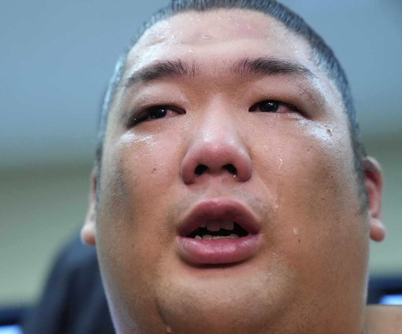 支度部屋に戻り涙を見せる尊富士