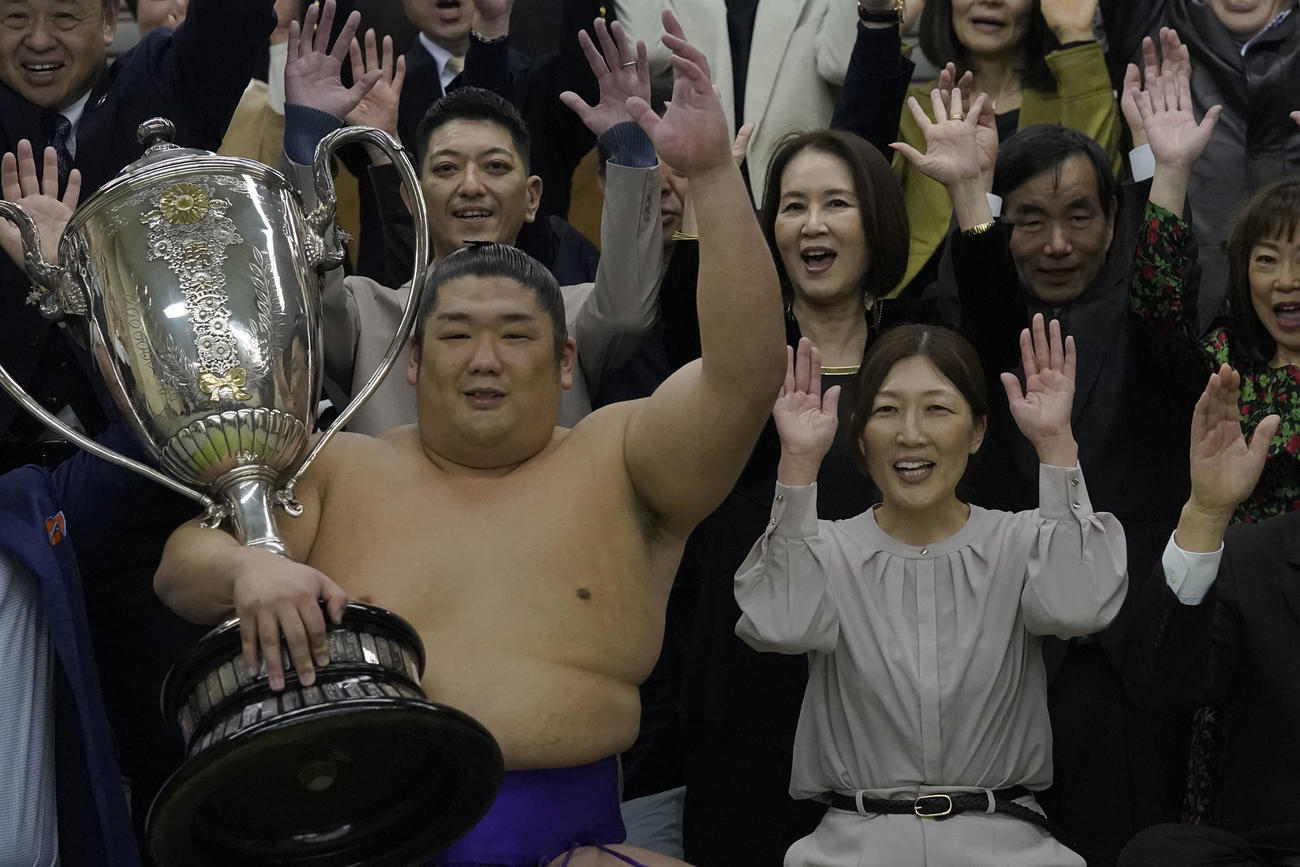 賜杯を手に母・石岡桃子さん（右）とともにバンザイする尊富士