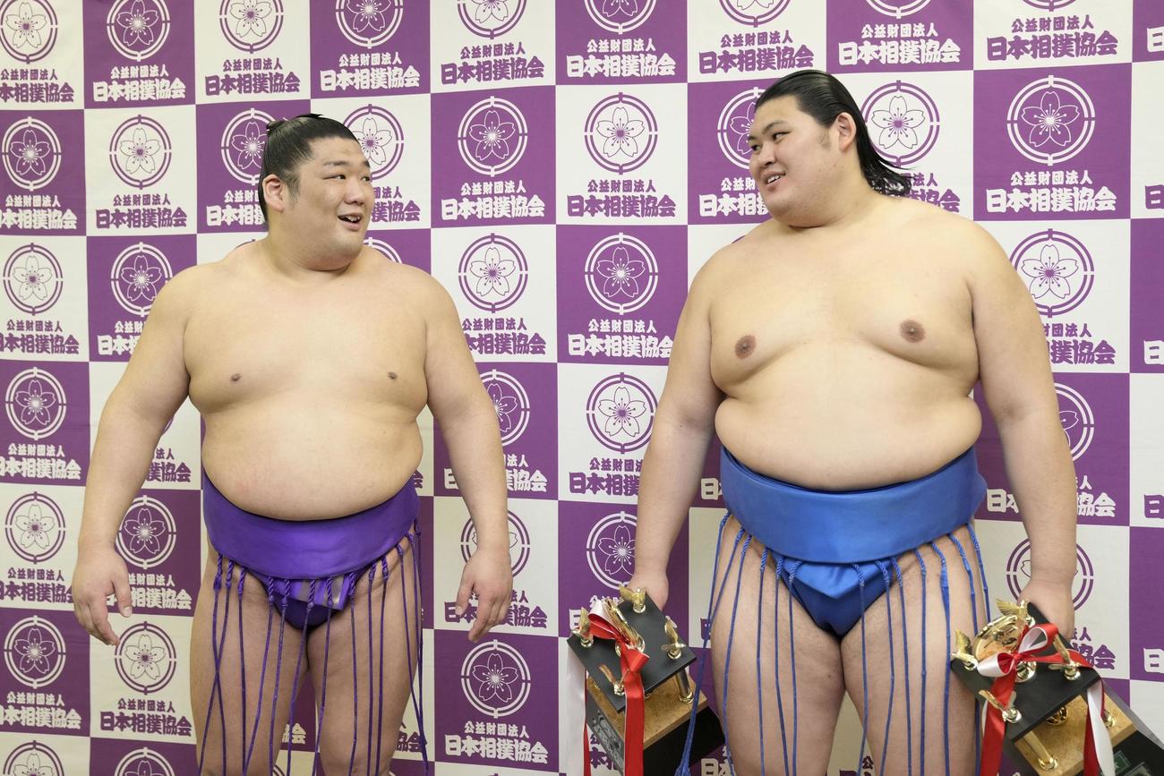 笑顔で言葉を交わす、殊勲、敢闘、技能の全ての賞を受賞した尊富士（左）と敢闘賞と技能賞を受賞した大の里（共同）