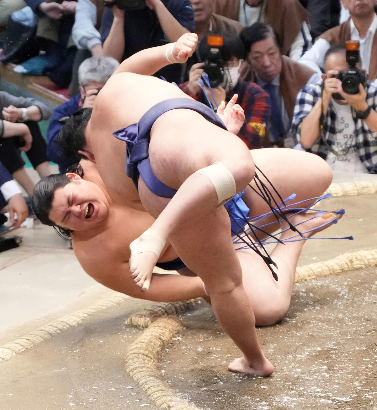 豊昇龍（手前）は大の里を下手投げで破る（撮影・小沢裕）