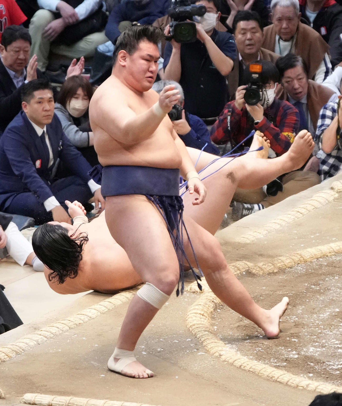 豊昇龍（手前）は大の里を下手投げで破る（撮影・小沢裕）
