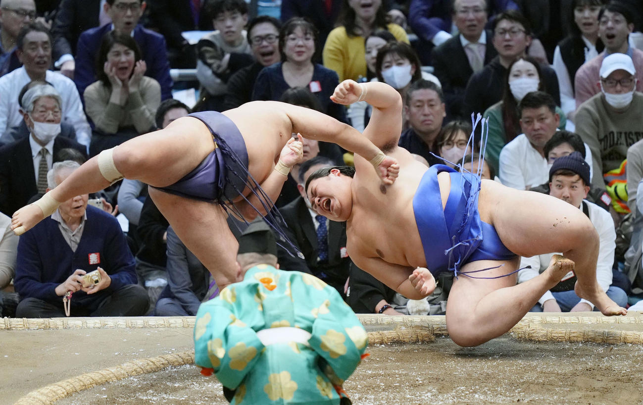 大の里（右）が下手投げで豊昇龍に敗れる（共同）