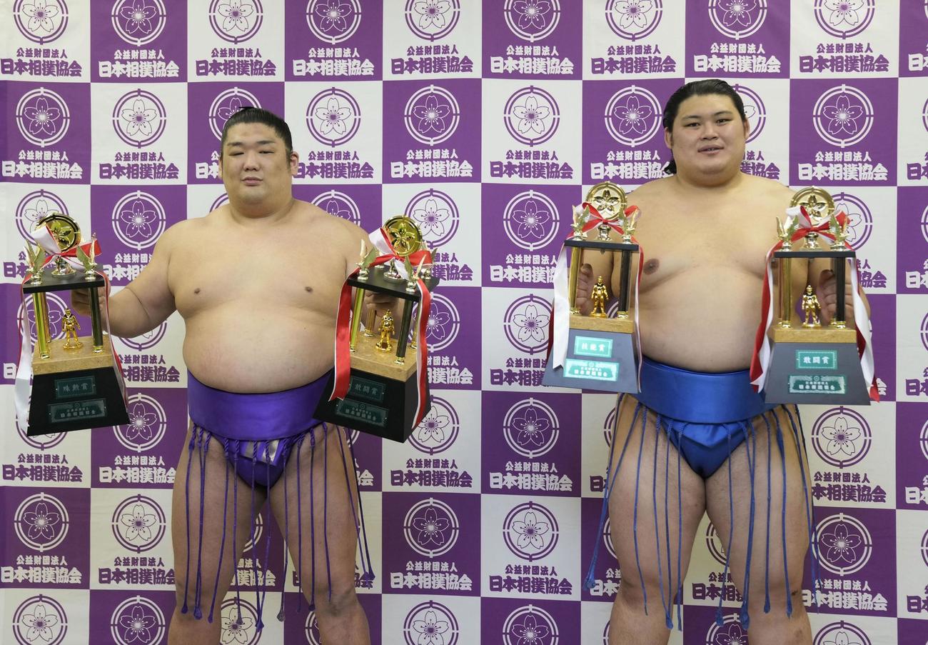 殊勲、敢闘、技能の全賞を受賞した尊富士（左）と、敢闘賞と技能賞を受賞した大の里（共同）