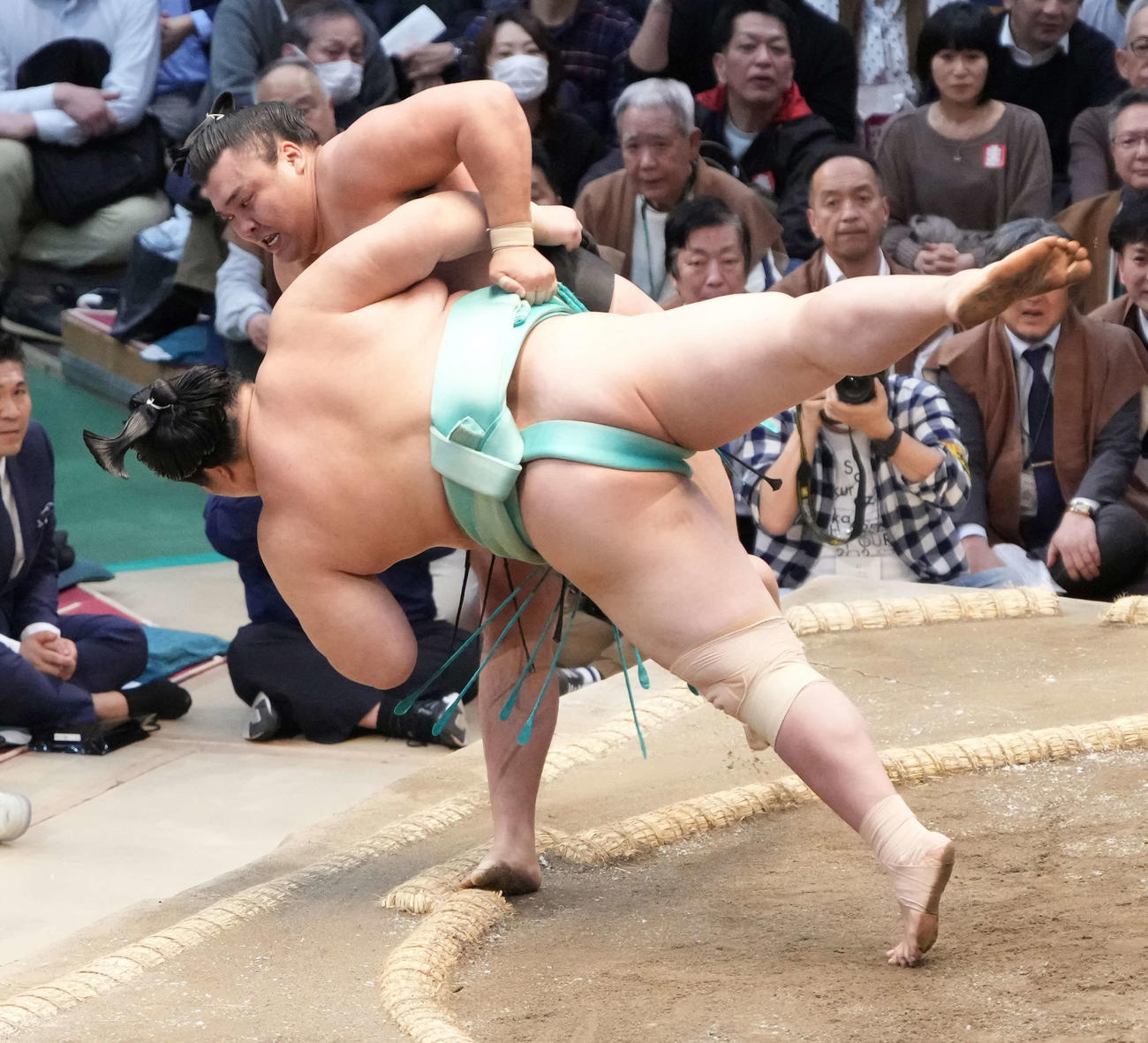 霧島（後方）は琴ノ若を上手投げで破る（撮影・小沢裕）