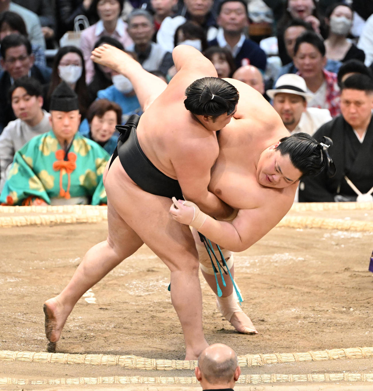 霧島（左）は上手投げで琴ノ若を破る（撮影・和賀正仁）