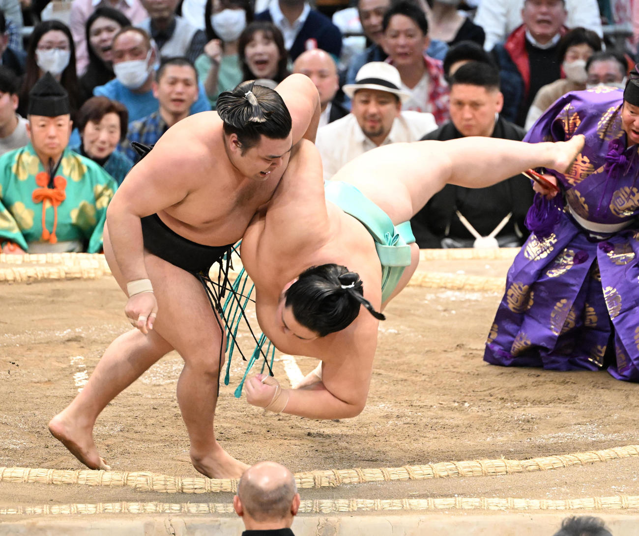 霧島（左）は上手投げで琴ノ若を破る（撮影・和賀正仁）