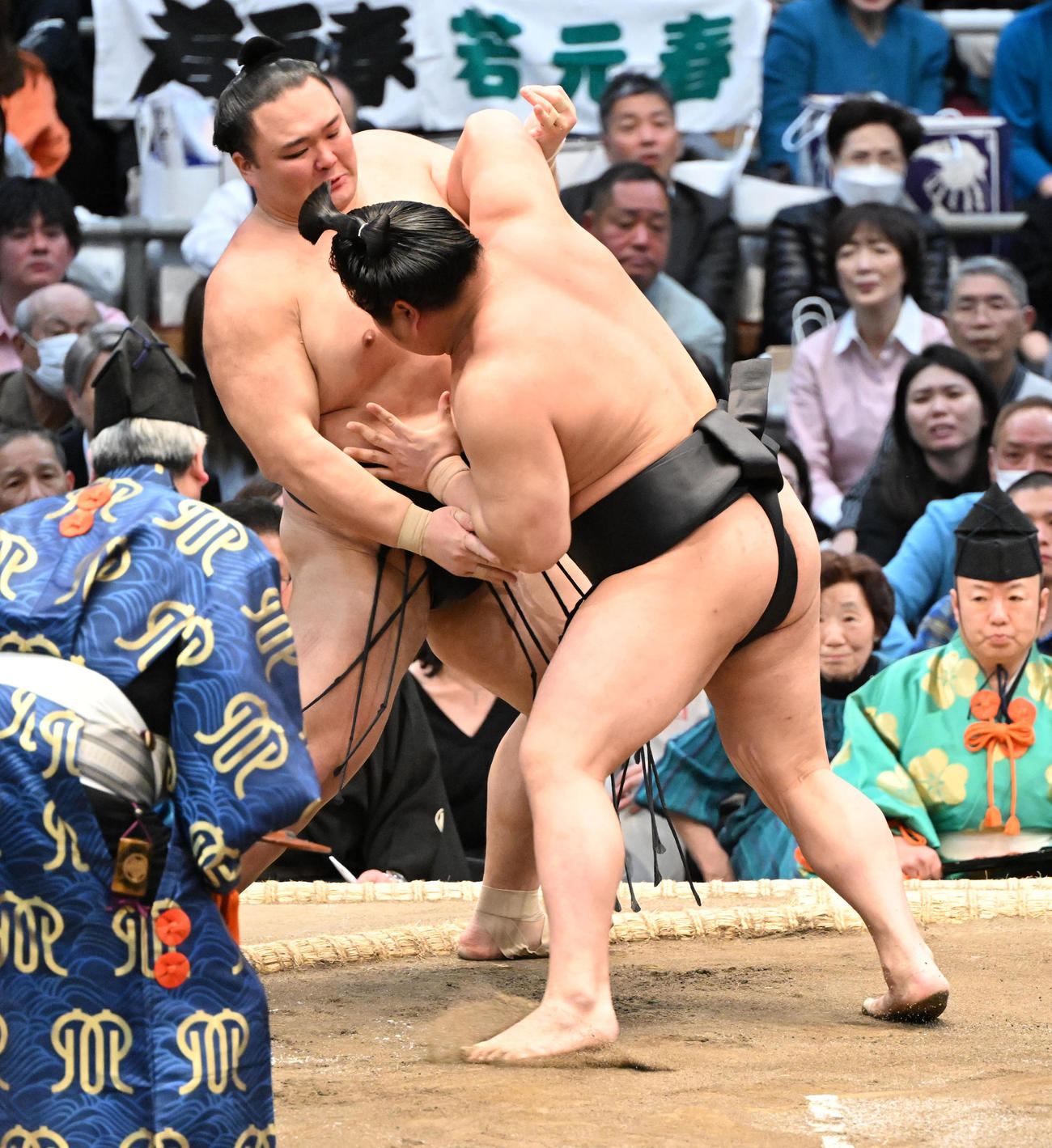 朝乃山（左）を寄り切りで破る若元春（撮影・和賀正仁）