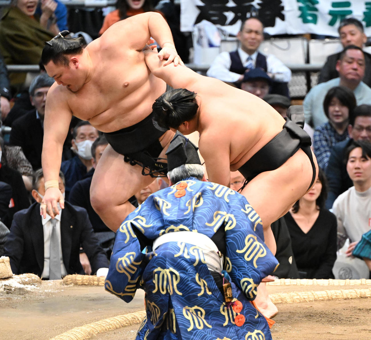 朝乃山（左）を寄り切りで破る若元春（撮影・和賀正仁）