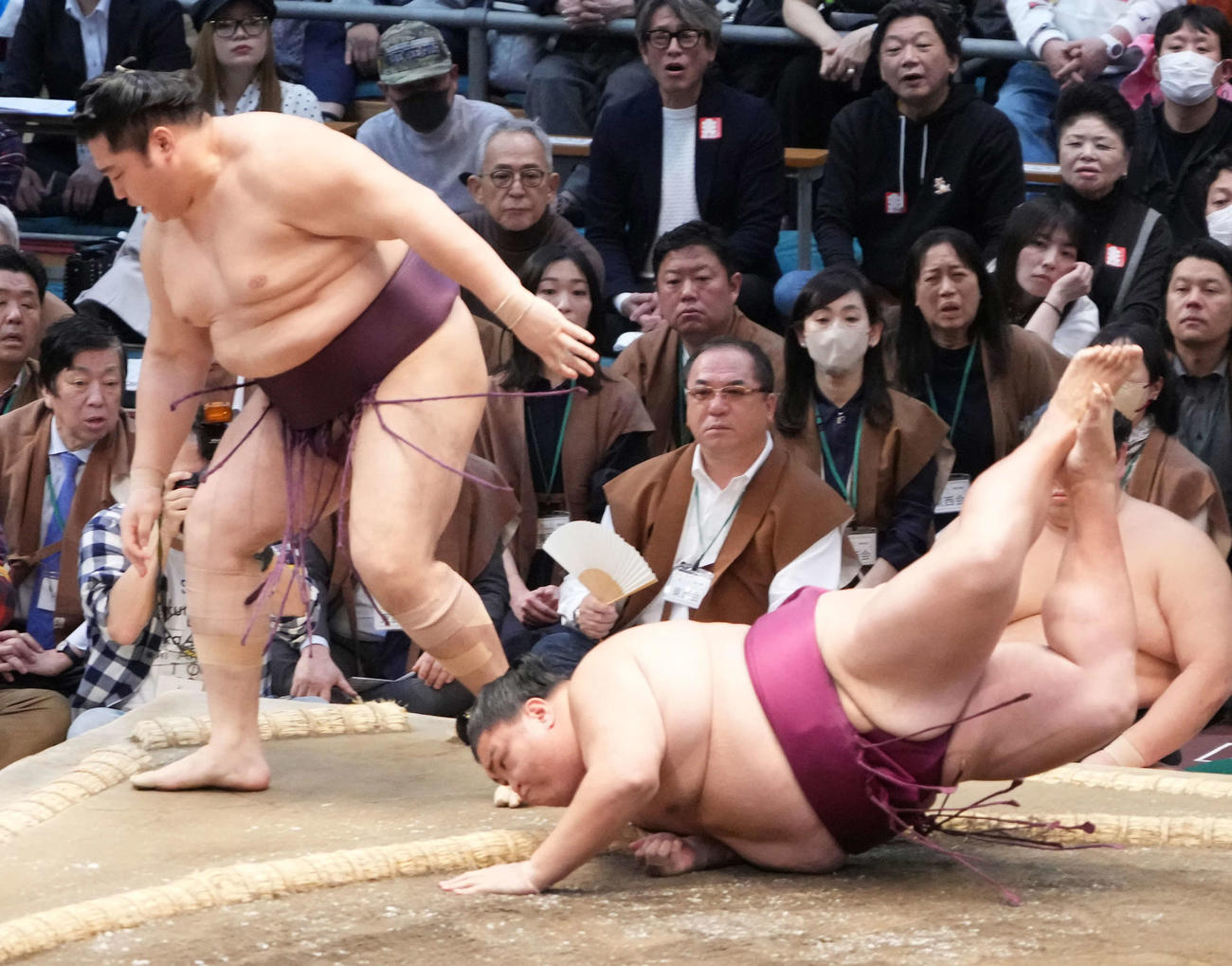 御嶽海（右）は遠藤を押し出しで破る（撮影・小沢裕）