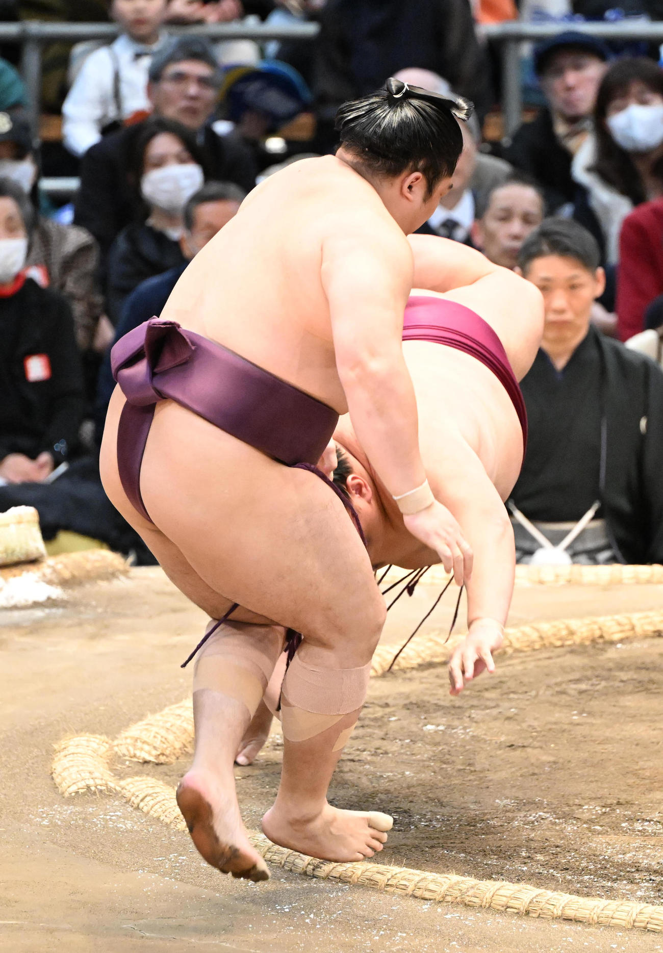 遠藤（手前）を押し出しで破る御嶽海（撮影・和賀正仁）