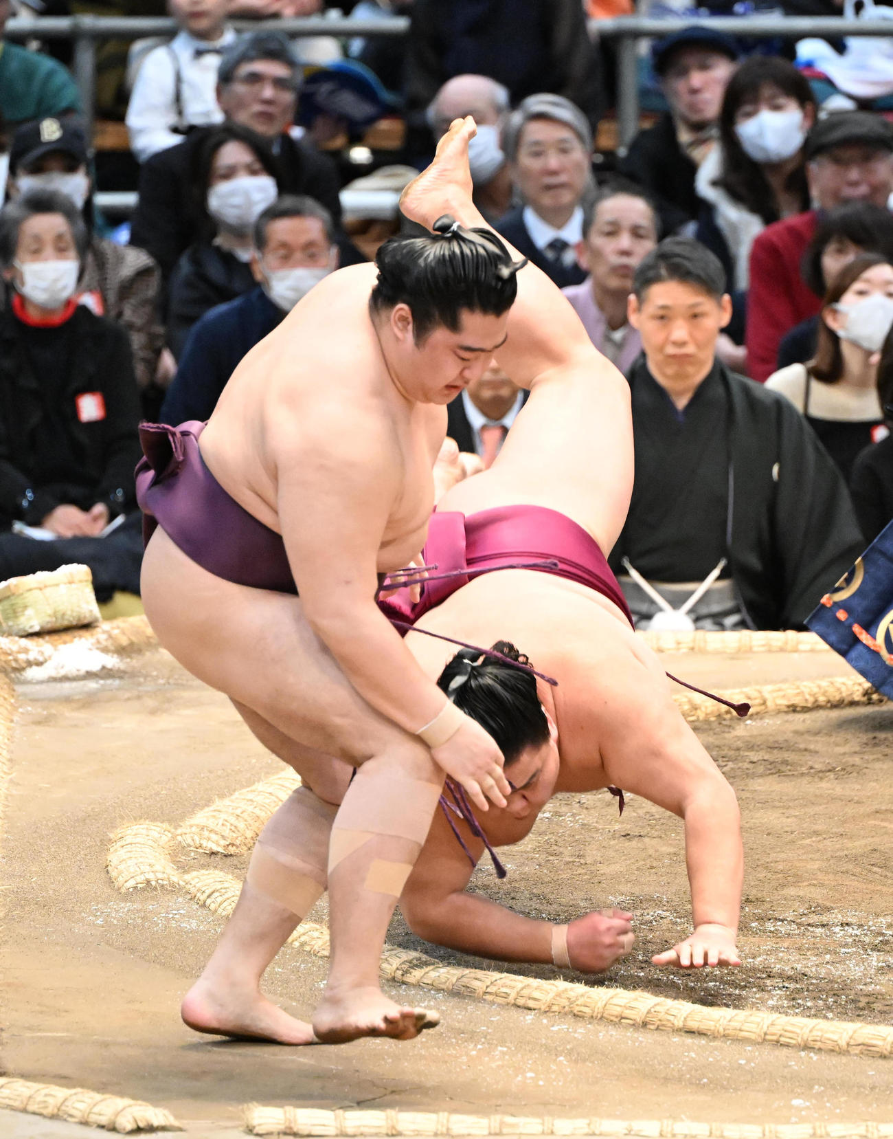 遠藤（手前）を押し出しで破る御嶽海（撮影・和賀正仁）