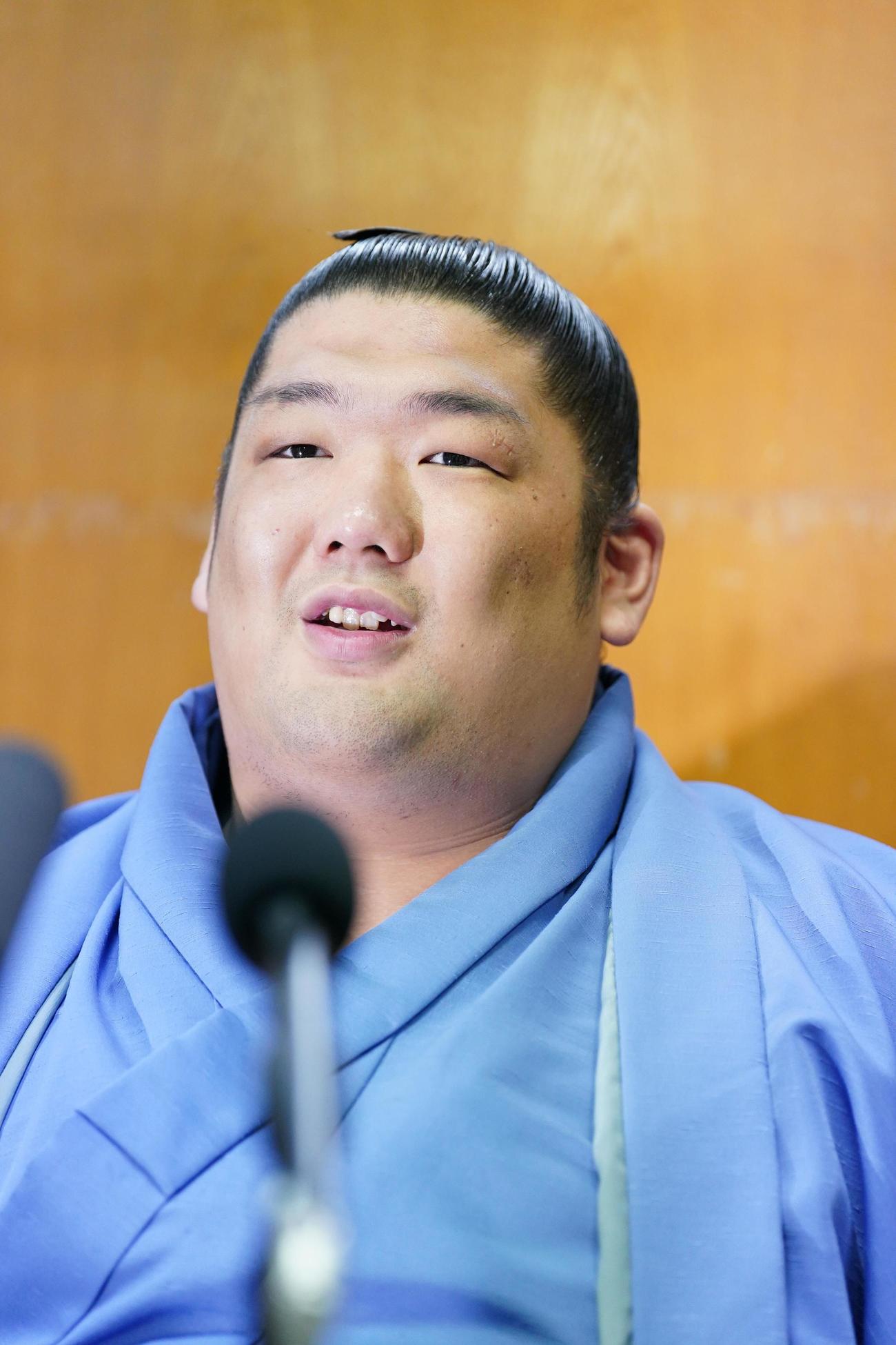 優勝一夜明け会見に臨む尊富士（撮影・小沢裕）