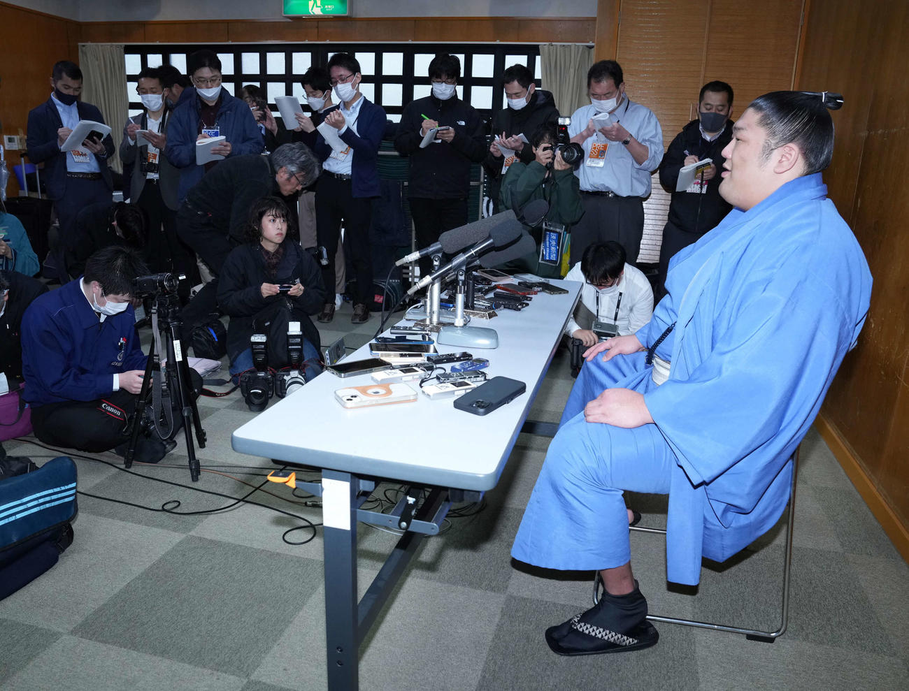 尊富士の優勝一夜明け会見には大勢の報道陣が詰め掛けた（撮影・小沢裕）