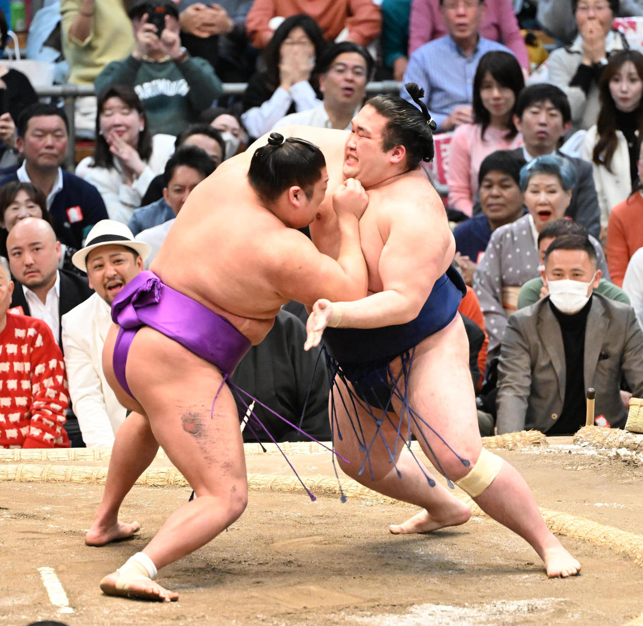 尊富士（左）は押し倒しで豪ノ山を破り優勝を決める（撮影・和賀正仁）