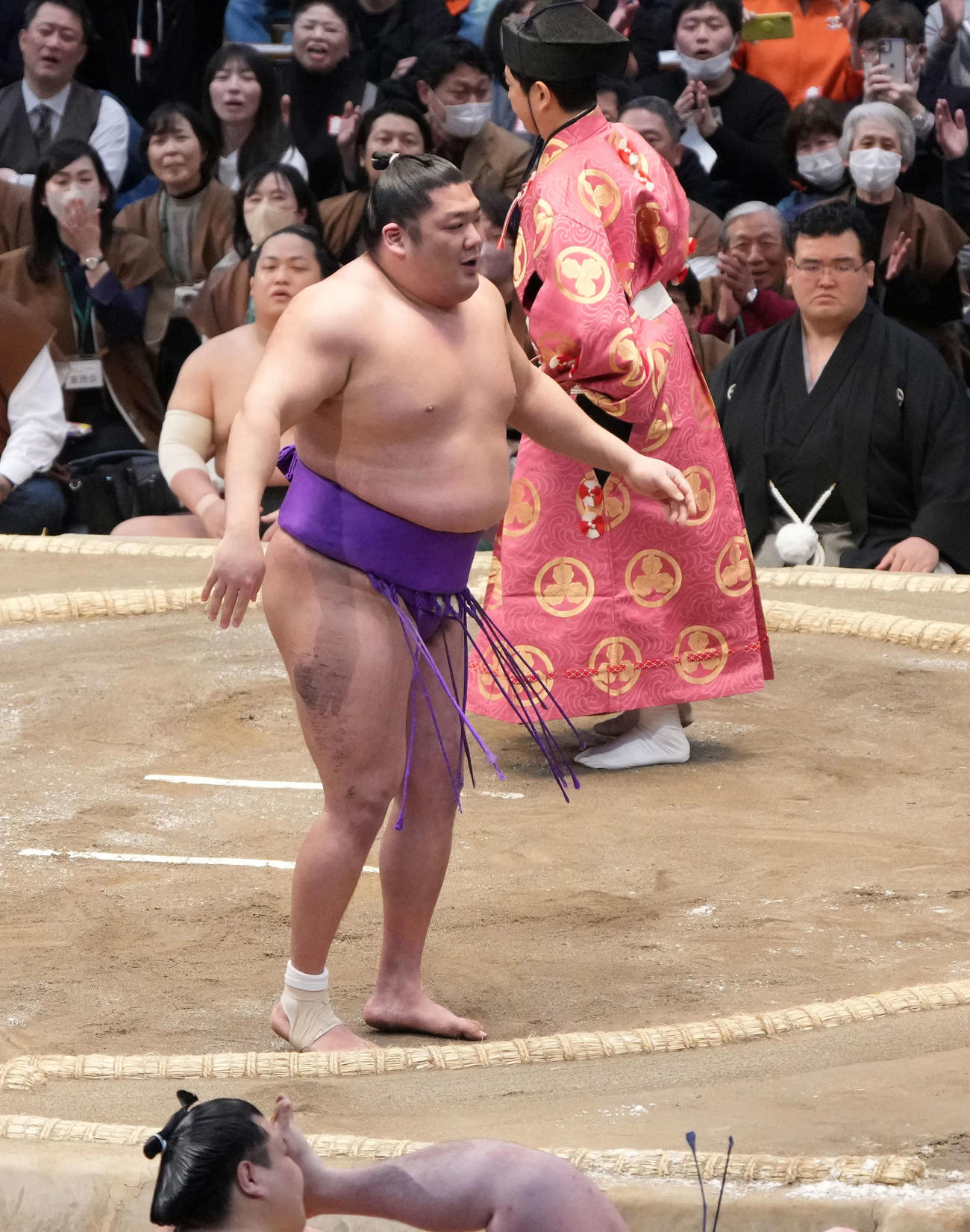 豪ノ山（手前下）を押し倒しで破り幕内優勝を決めた尊富士は笑顔を見せる（撮影・小沢裕）