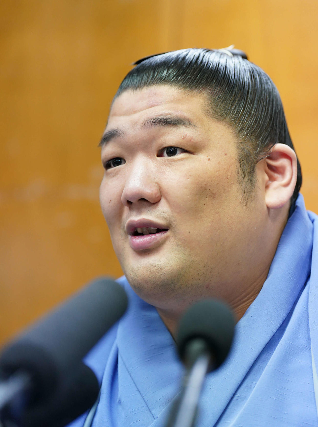 優勝一夜明け会見に臨む尊富士（撮影・小沢裕）