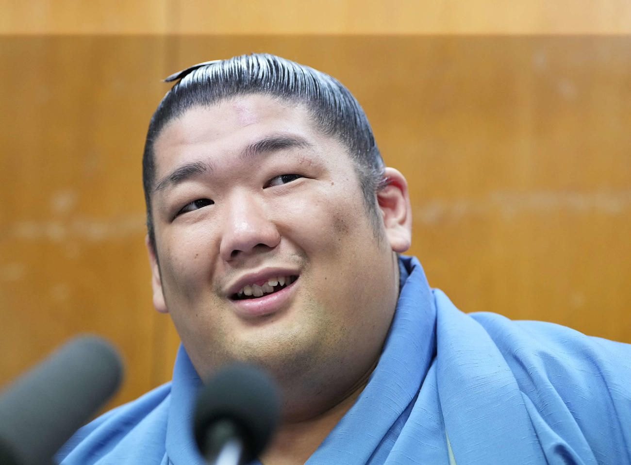 優勝一夜明け会見で笑顔を見せる尊富士（撮影・小沢裕）