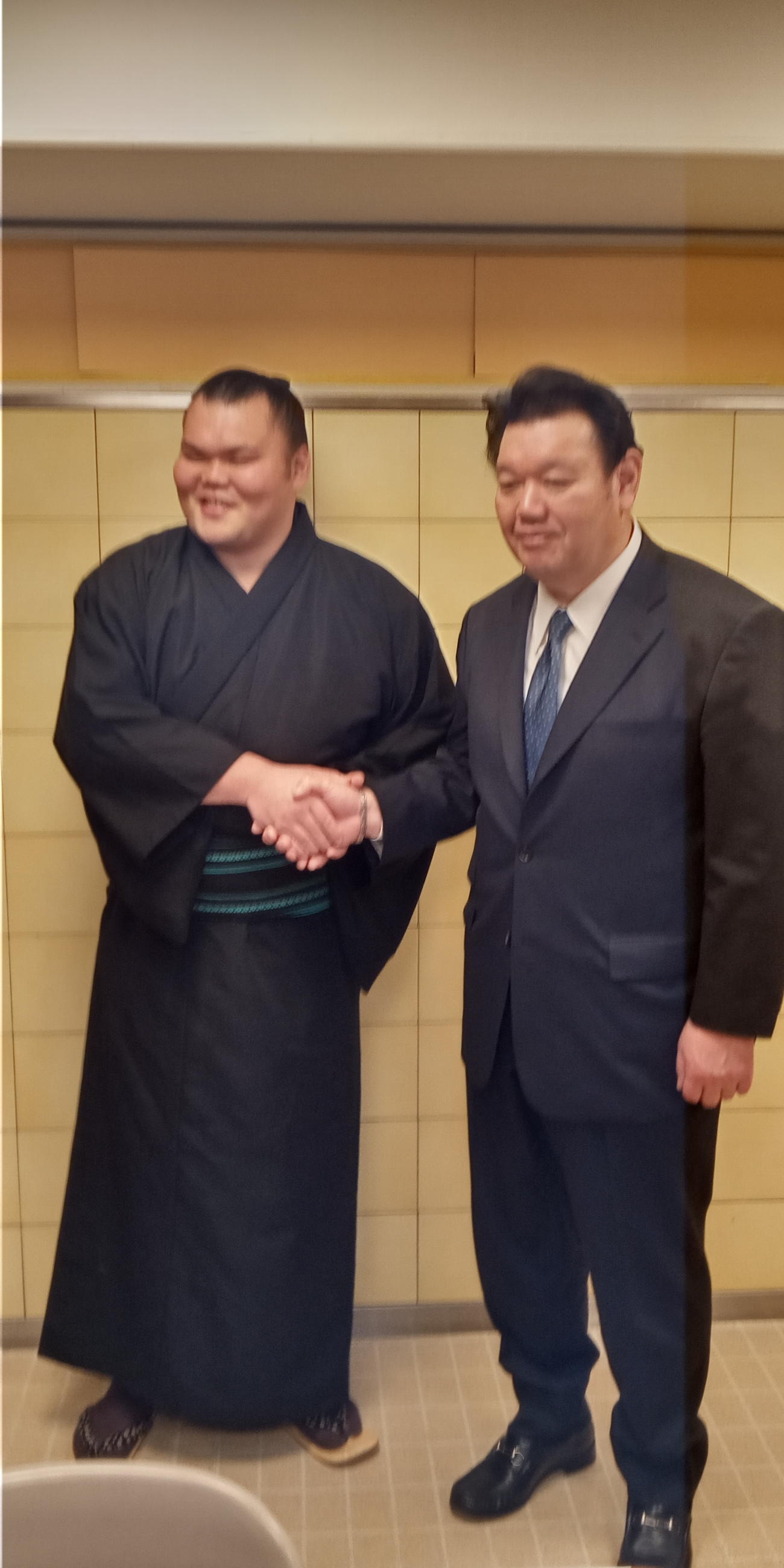 新十両昇進を決めた塚原改め栃大海(左)と師匠の春日野親方(撮影・実藤健一)