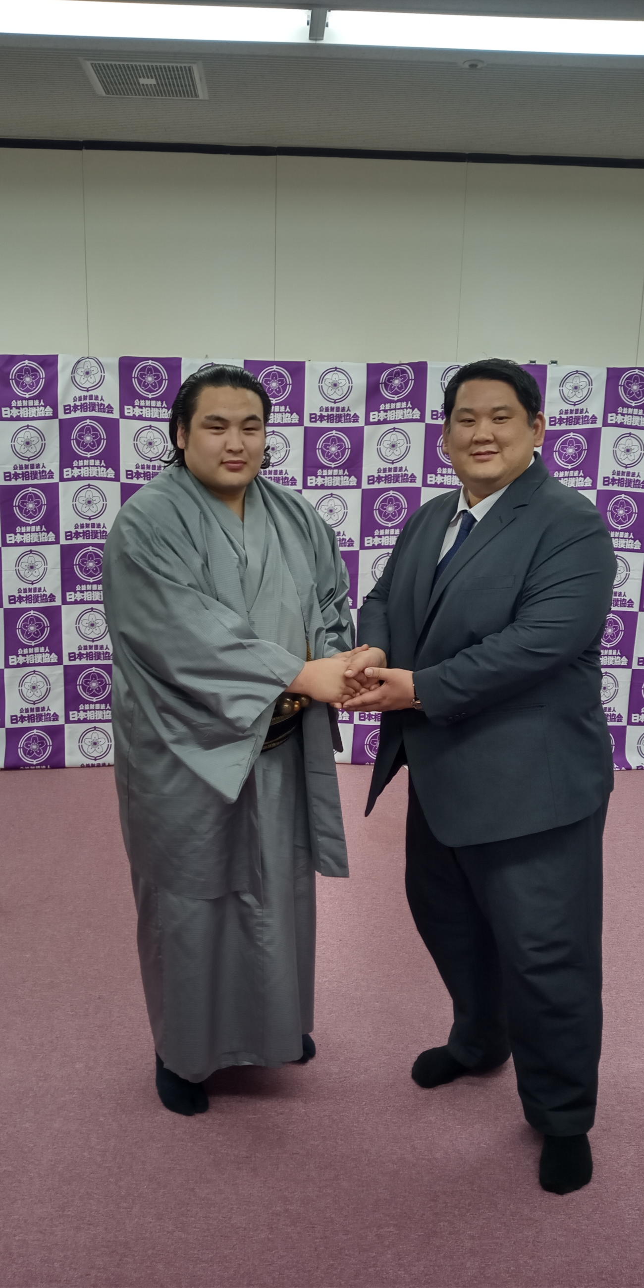 新十両昇進を果たした阿武剋(左)と阿武松親方(撮影・実藤健一)