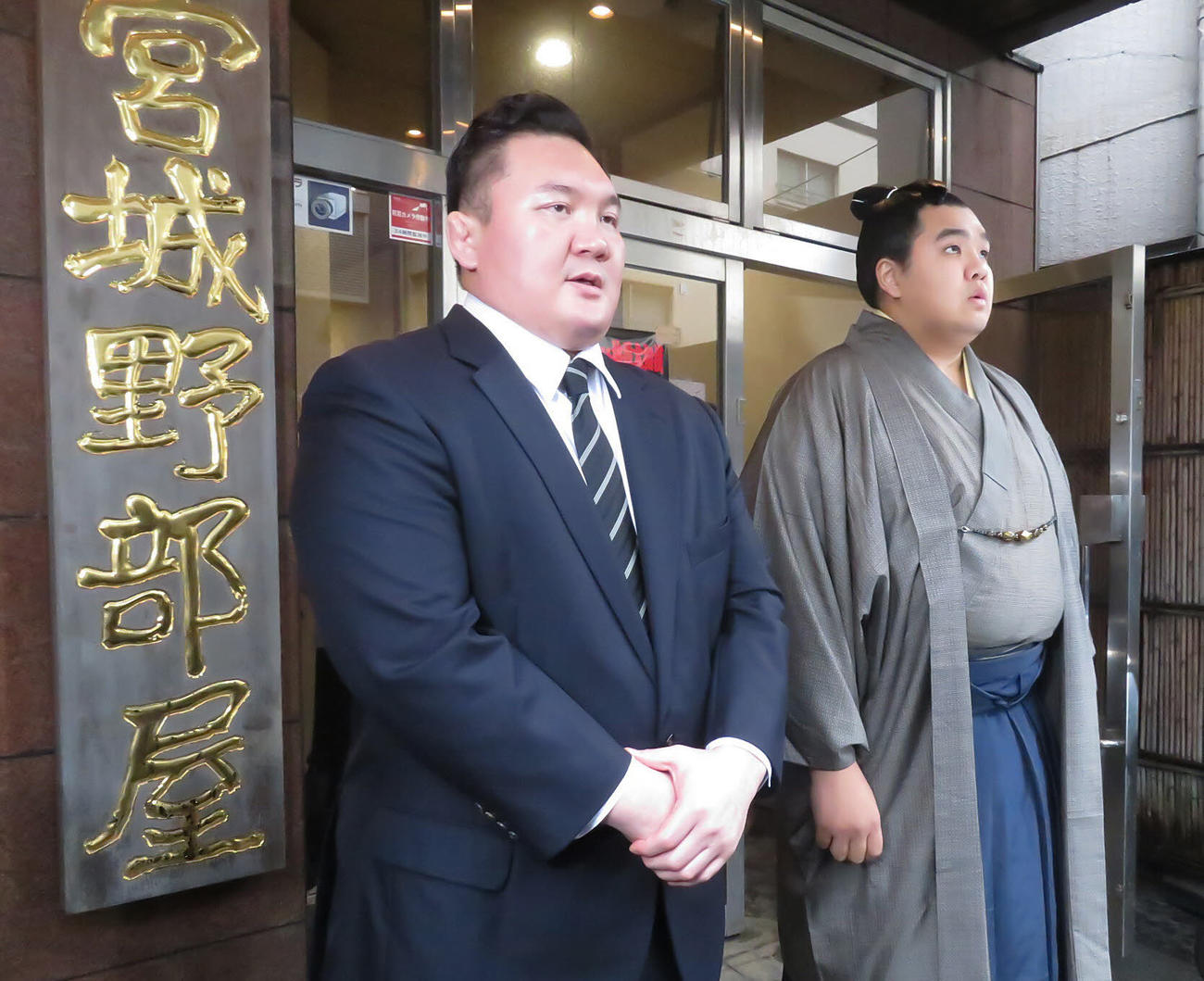 2月23日、報道陣の前で謝罪する宮城野親方（左）と北青鵬