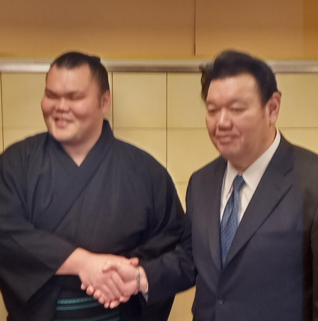 新十両昇進を決めた塚原改め栃大海(左)と師匠の春日野親方(撮影・実藤健一)