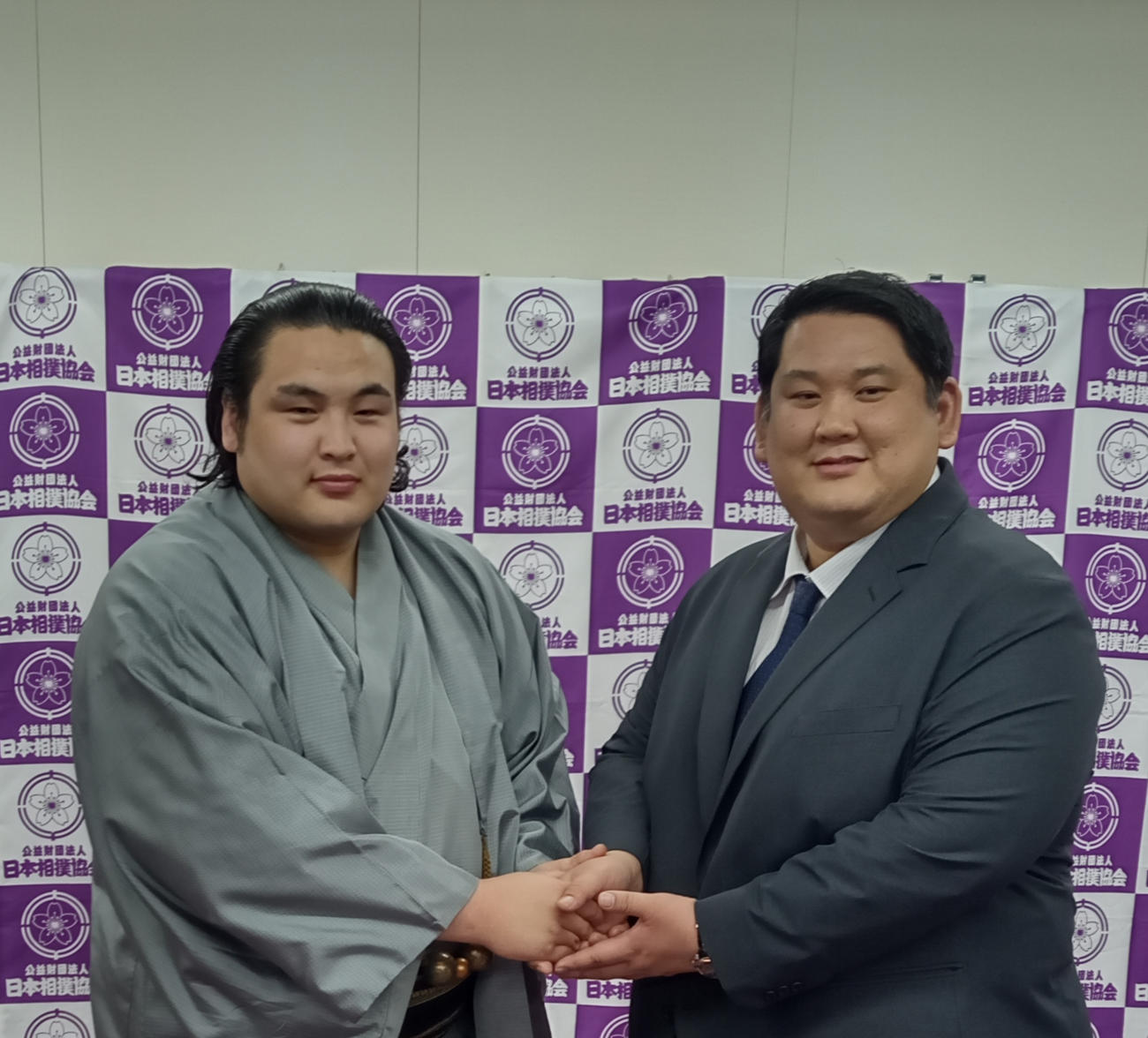 新十両昇進を果たした阿武剋(左)と阿武松親方(撮影・実藤健一)