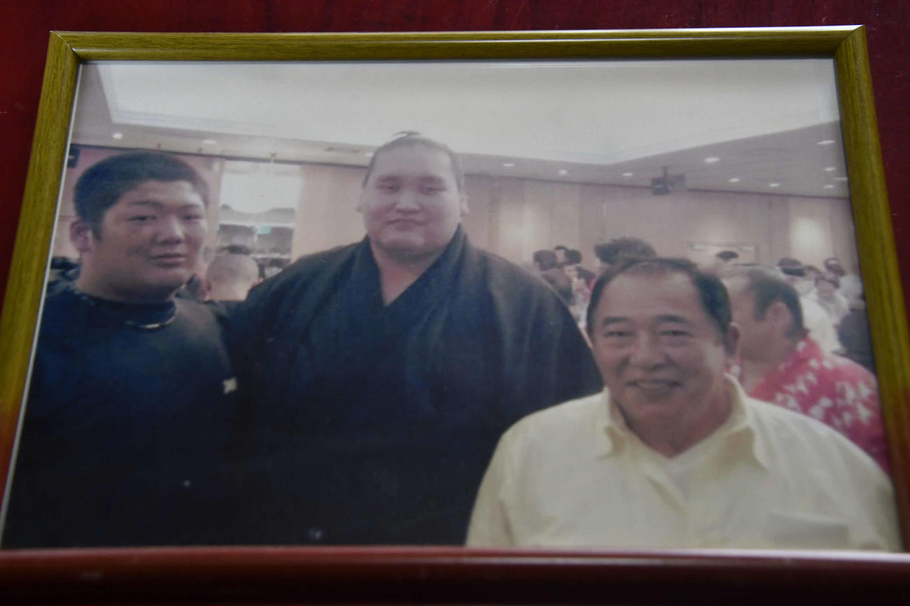 祖父の工藤弘美さんの自宅にある記念写真。左から高校時代の尊富士、照ノ富士、弘美さん