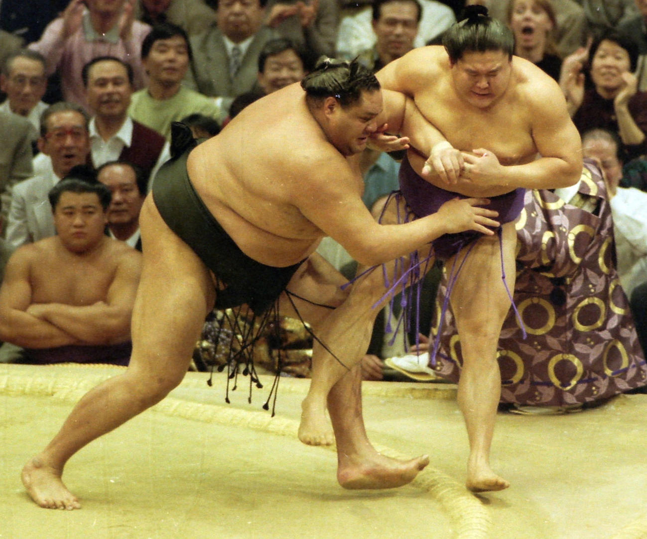 1996年11月24日九州場所、5人決定戦での1回戦で若乃花（右）を突き倒しで破る曙さん