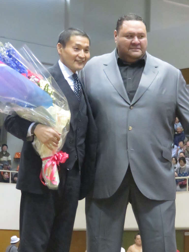 2016年4月16日、巡業先で貴乃花巡業部長と写真に納まる曙さん