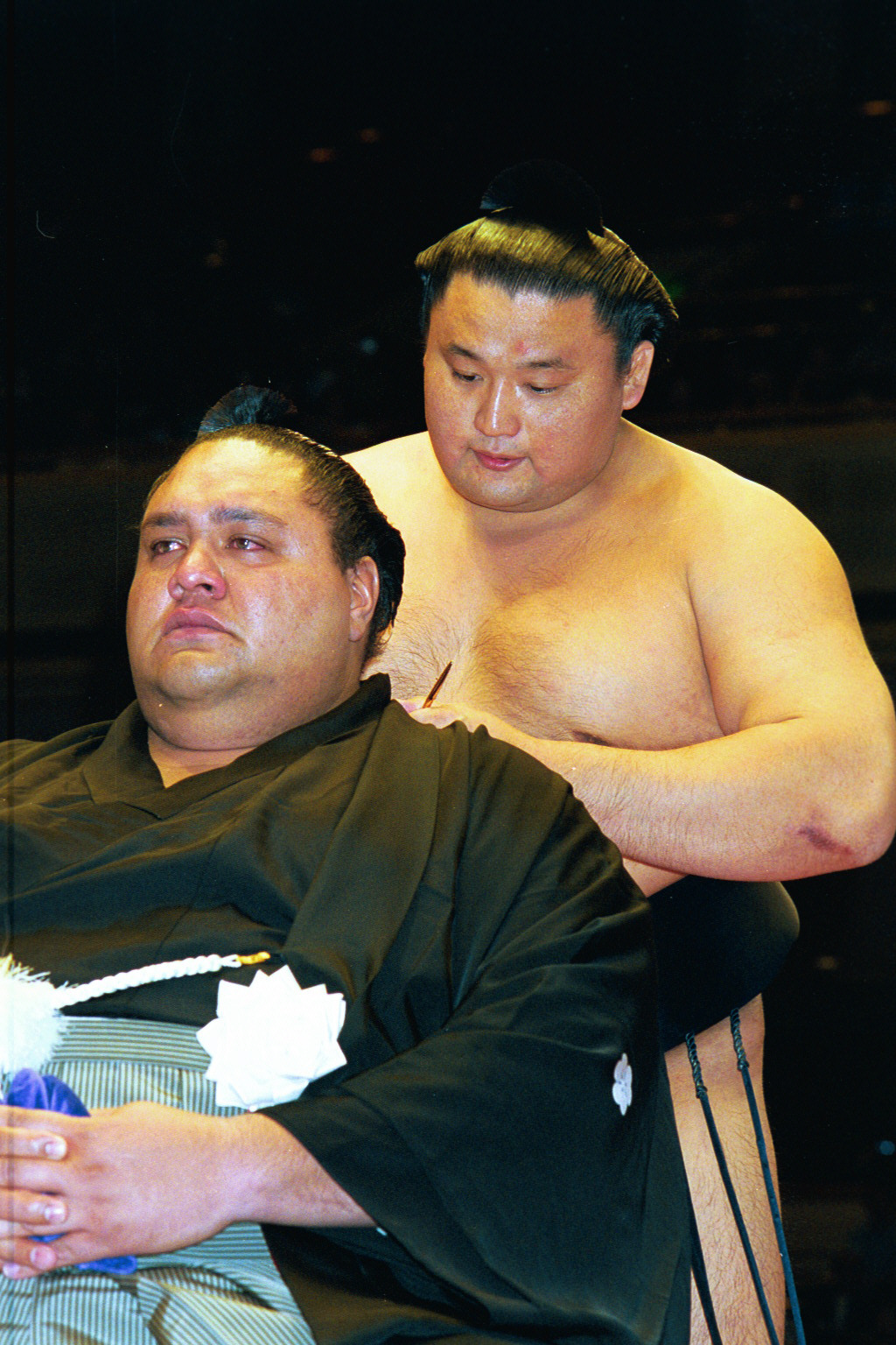 曙引退披露大相撲で曙のまげを切る貴乃花　　断髪式　