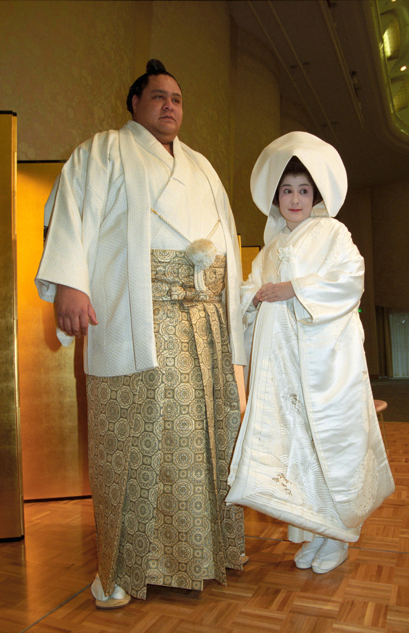 結婚式を挙げた曙太郎とクリスティーン麗子さん　＝98年10月3日撮影