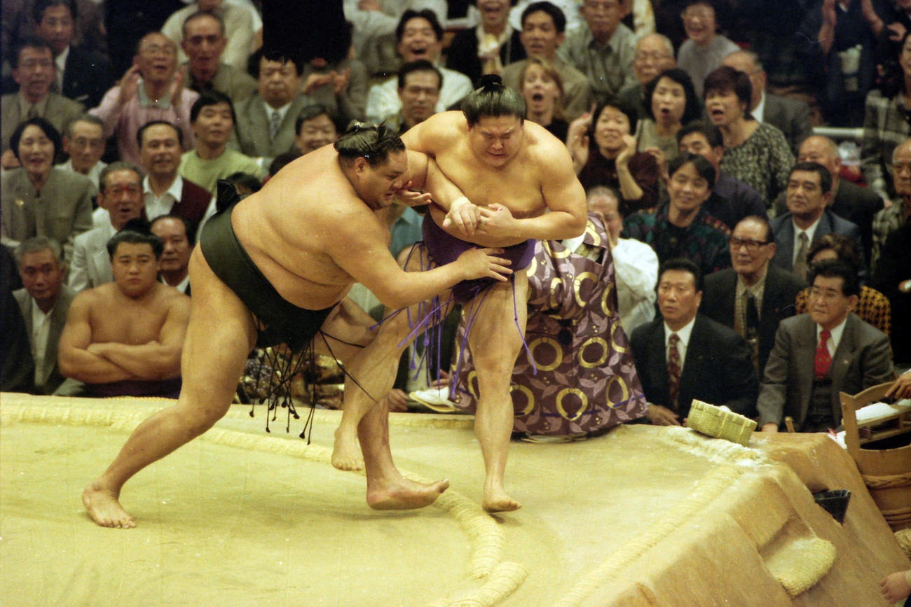 1996年11月24日九州場所、5人決定戦での1回戦で若乃花（右）を突き倒しで破る曙さん