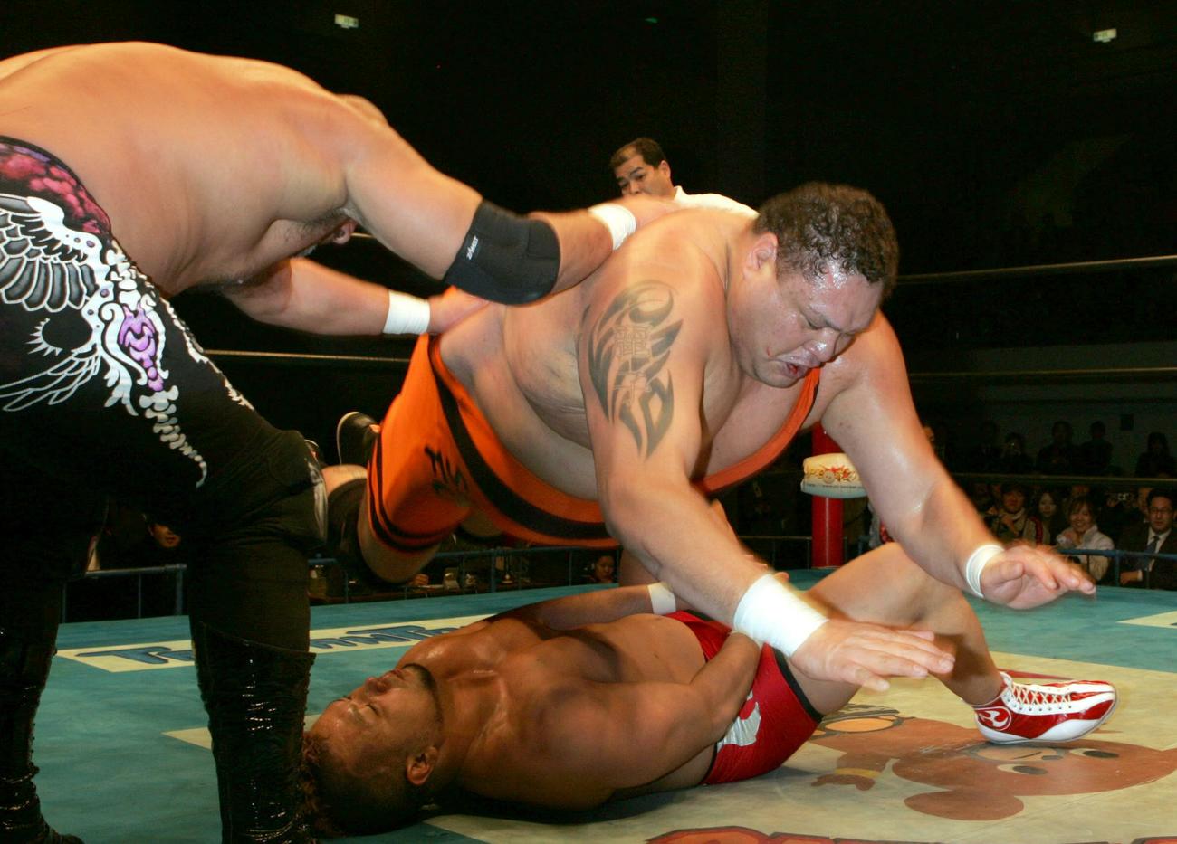 2005年11月29日全日本仙台大会、ランニングスプラッシュを雷陣明に浴びせる曙さん