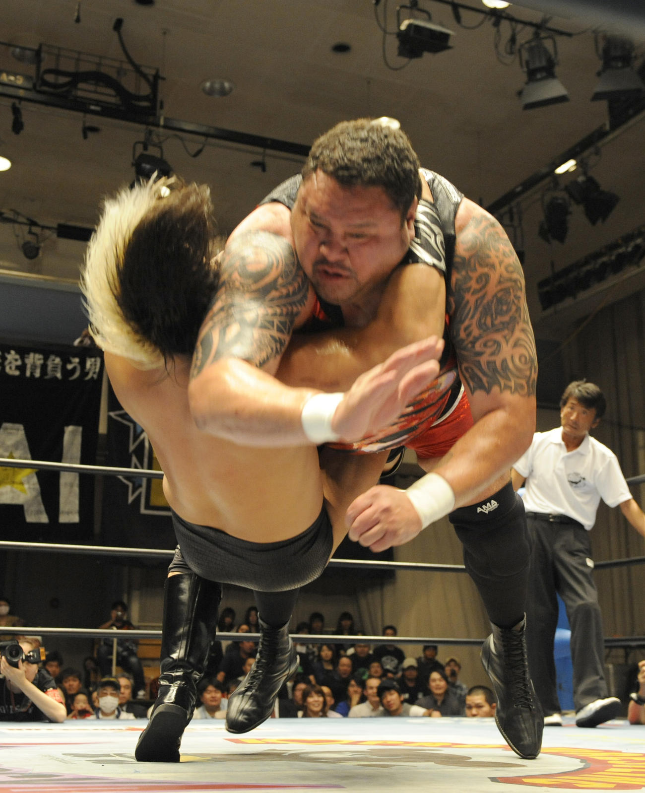 2012年5月7日、プロレスで諏訪魔と対戦する曙さん（12年5月7日撮影）