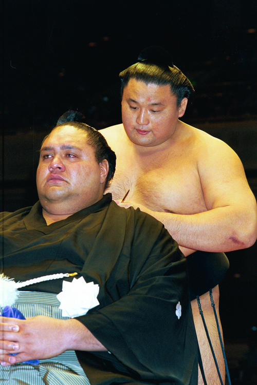 2001年9月、曙さんの引退披露大相撲でまげを切る貴乃花