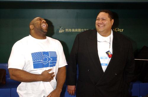 ボブ・サップと笑顔で語り合う曙さん