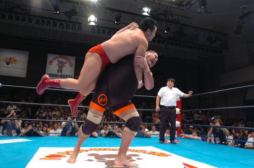 2005年08月21日全日本後楽園大会、雷陣明に必殺技「64」でフォールをとった曙さん