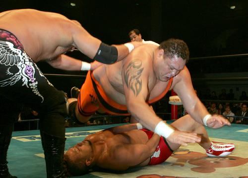2005年11月29日全日本仙台大会、ランニングスプラッシュを雷陣明に浴びせる曙さん
